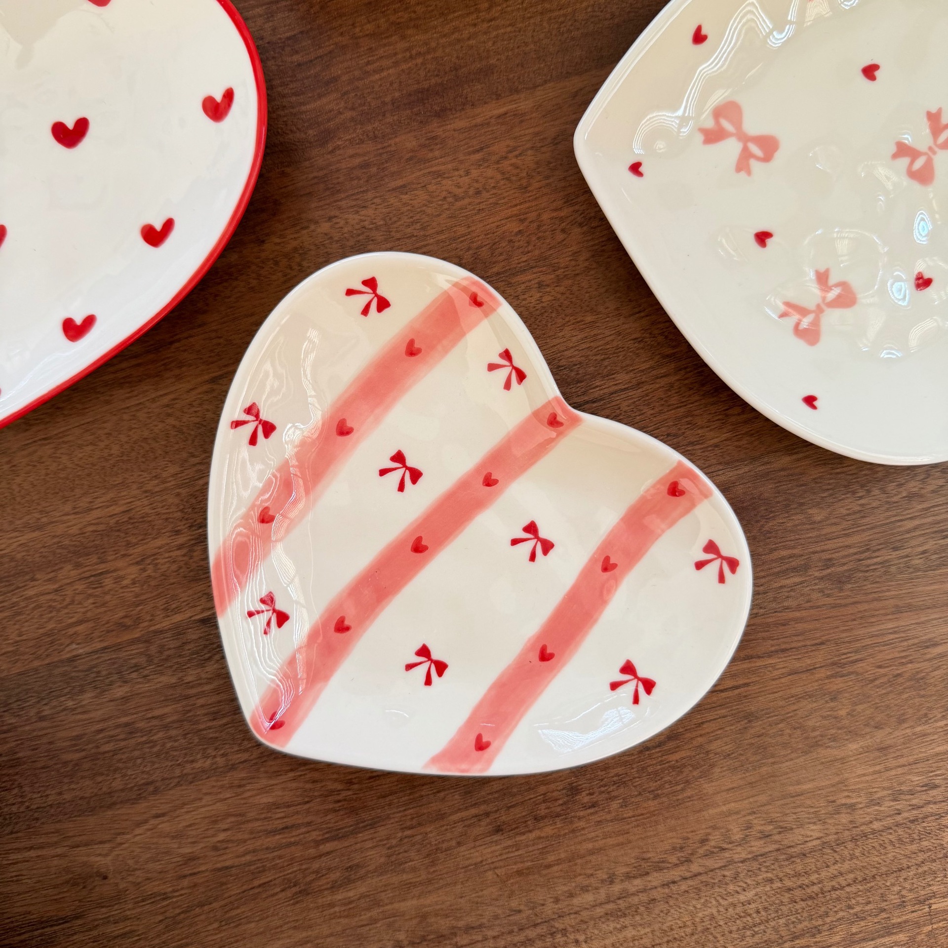 Estilo coreano inswind pintado a mano amor cerámica tazas y platos mano empujada irregular taza de café en forma de corazón plato de mesa de la tarde plato de taza