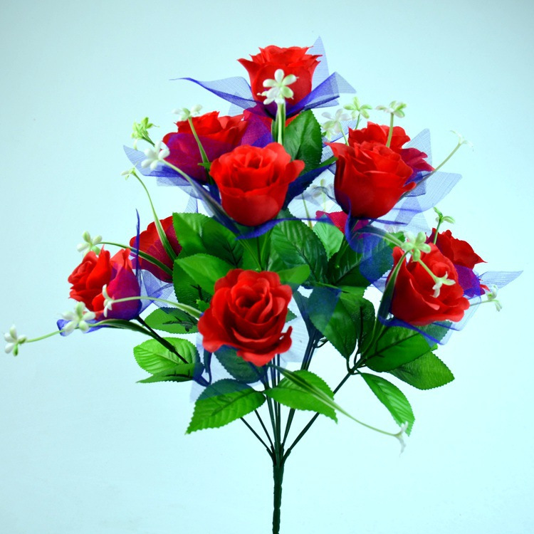 Fabricante de flores artificiales, venta al por mayor de rosas artificiales con doce cabezas, hierba estrella con gasa, rosas pavo real, flores de seda, ramos de flores artificiales.
