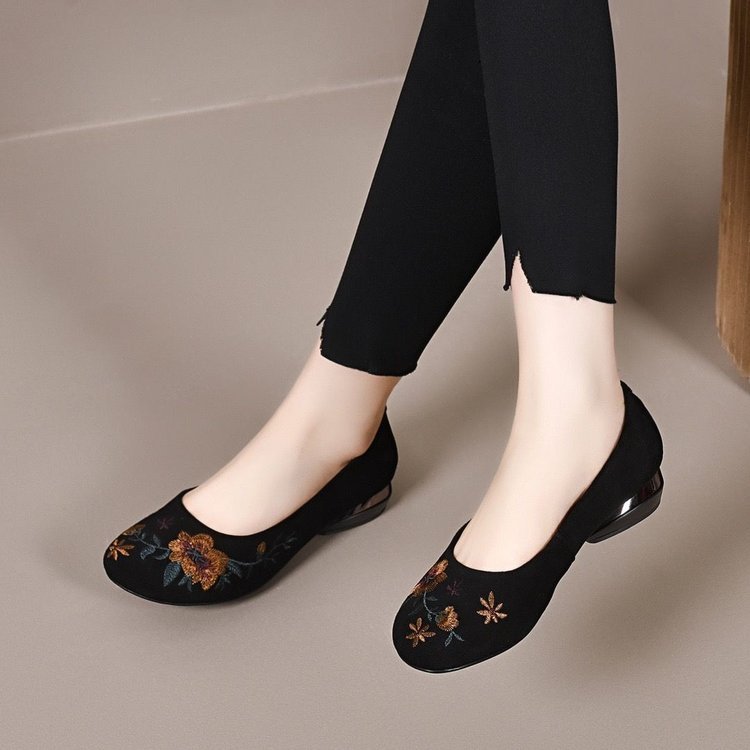 Zapatos de una sola capa de tacón grueso para mujer 2024 primavera nuevos zapatos de mamá de tacón bajo de corte bajo zapatos de punta redonda zapatos bordados zapatos cómodos zapatos de cuero mate