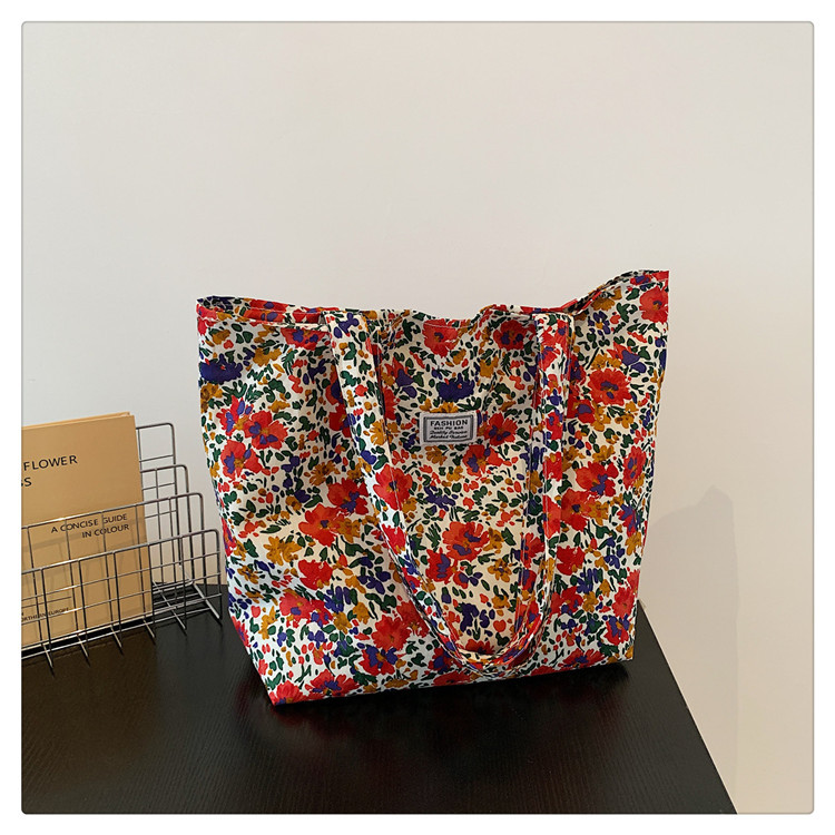The large-capacity single-shoulder bag for student commuting is a bestseller in early spring. The Korean-style fresh and simple floral fabric bag is a versatile tote bag undefined