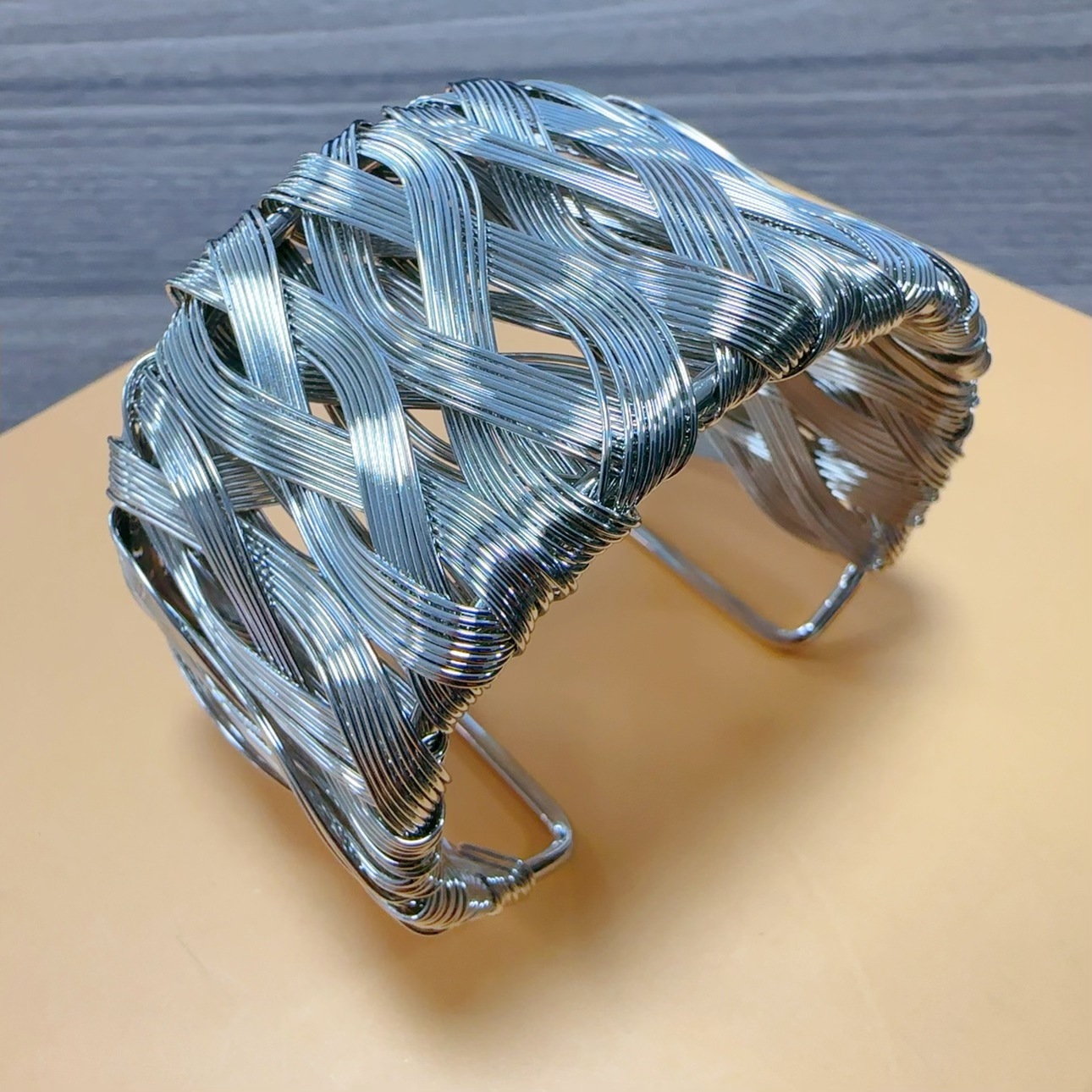 Venta caliente europea y americana exagerada metal tejido a mano pulsera de bobinado de la moda de las mujeres abierto de cara ancha pulsera de joyería al por mayor