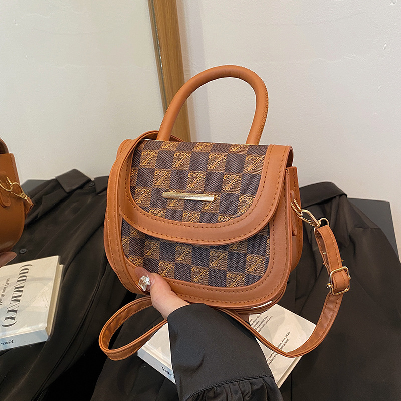 2024 nuevo bolso de silla semicircular bolso de moda de nicho bolso de mensajero con costuras de color en contraste bolso de hombro con personalidad ins