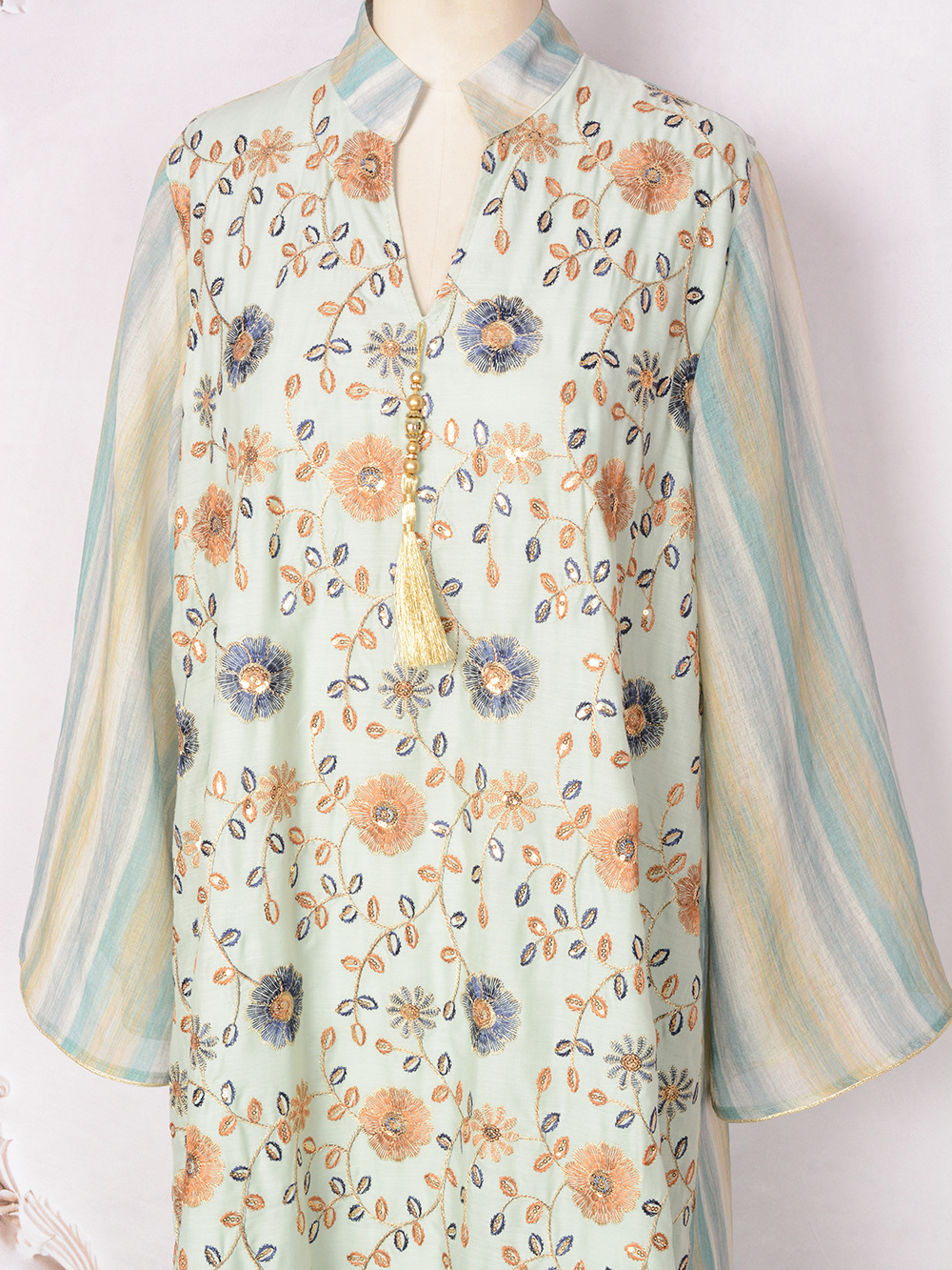 Elegante abaya araba con ricami e paillettes da donna_voghion.com