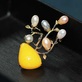 设计师款 双色电镀复古树枝天然粉白珍珠胸花简约仿蜜蜡女款胸针