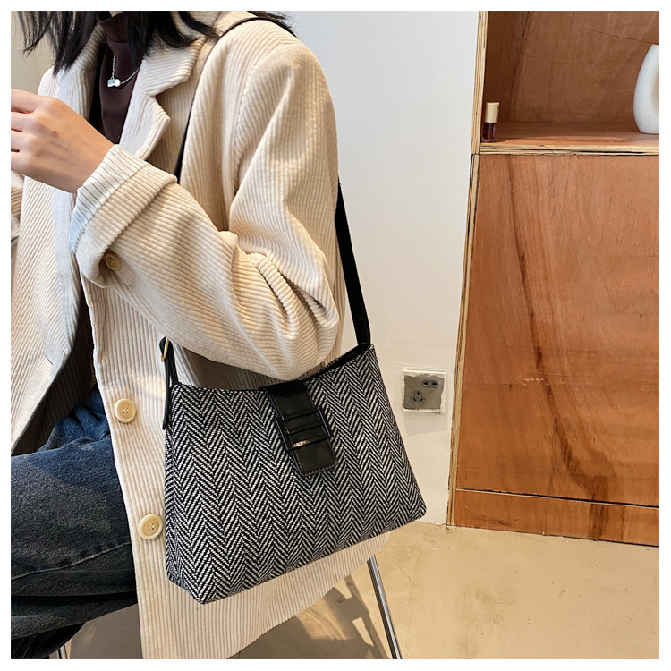 Canvas Check Shoulder Underarm Bag Fashion Urban Messenger Bag Commuter Bag display picture 15