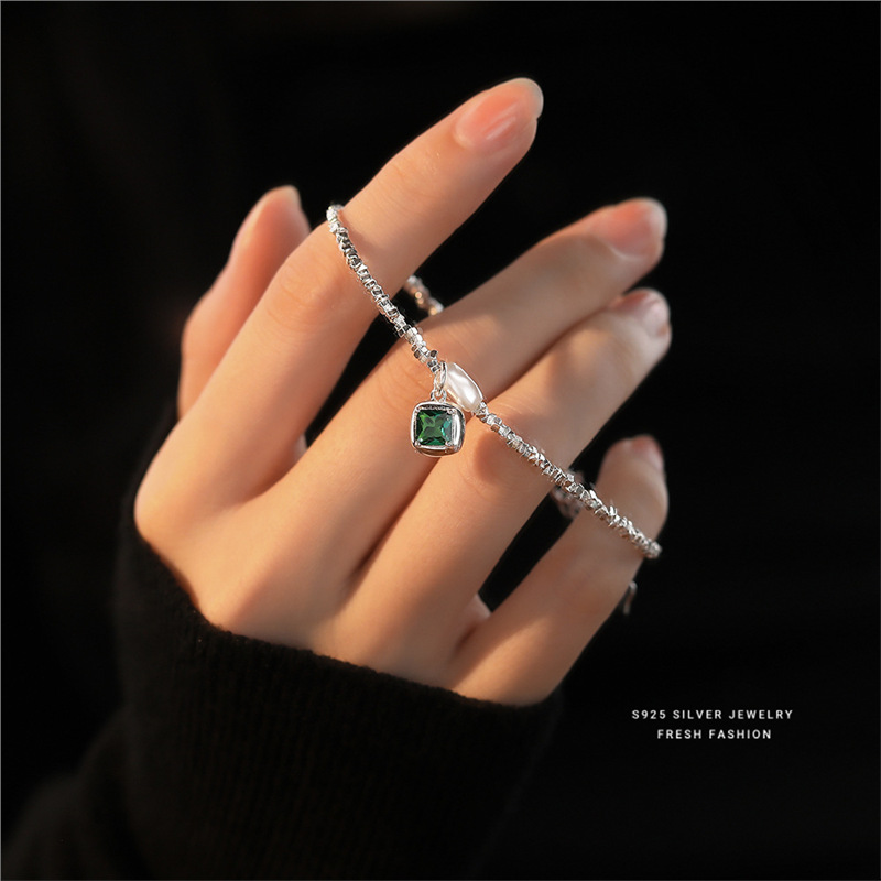 Silver Charm Bracelet With Emerald Zircon And Shell Beads_voghion.com