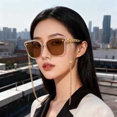 新しいサングラスの女性の高級感insネットの赤いタイプの偏光の日焼け止めのサングラスの大きい枠の丸い顔はやせているメガネの男性のタイプを現します。
