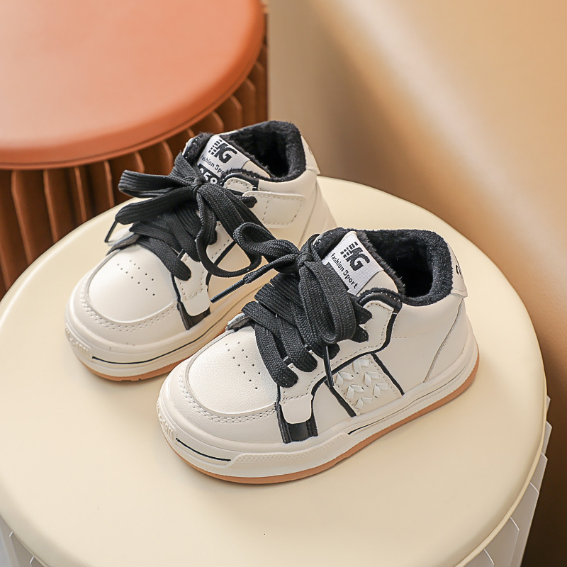 Zapatillas forradas de lana para niñas 2022 Otoño e Invierno nueva superficie de cuero con orejas de trigo acolchadas de algodón zapatilla niños medianos y pequeños niños cálidos zapatos acolchados de algodón