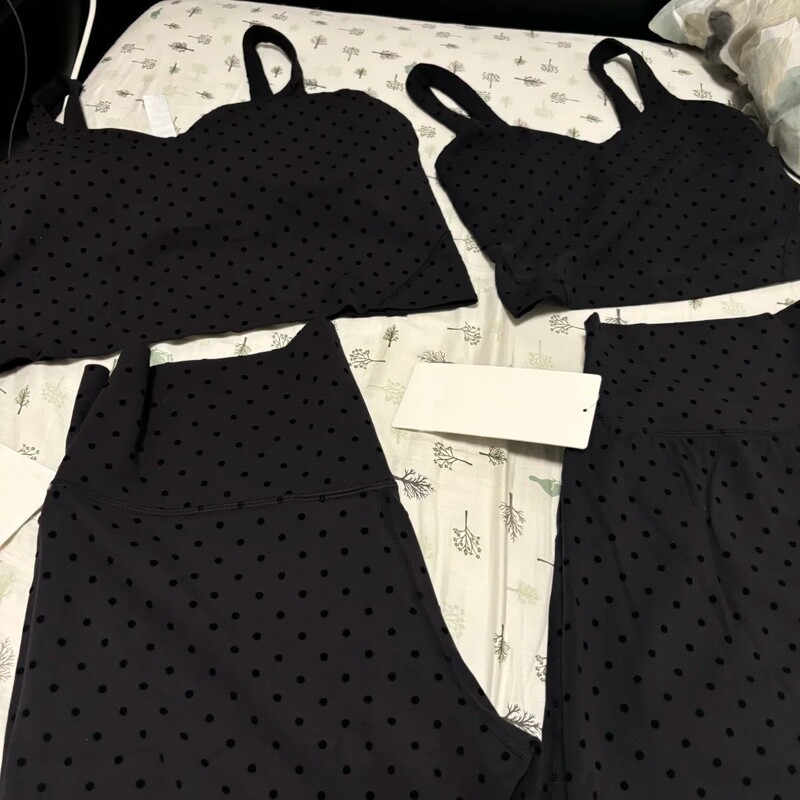 The Same Style of New Black Polka Dot Sports Vest for Women, Fitness Bra with a Beautiful Back Design, Shockproof Yoga Top The Same Style of New Black Polka Dot Sports Vest for Women, Fitness Bra with a Beautiful Back Design, Shockproof Yoga Top
