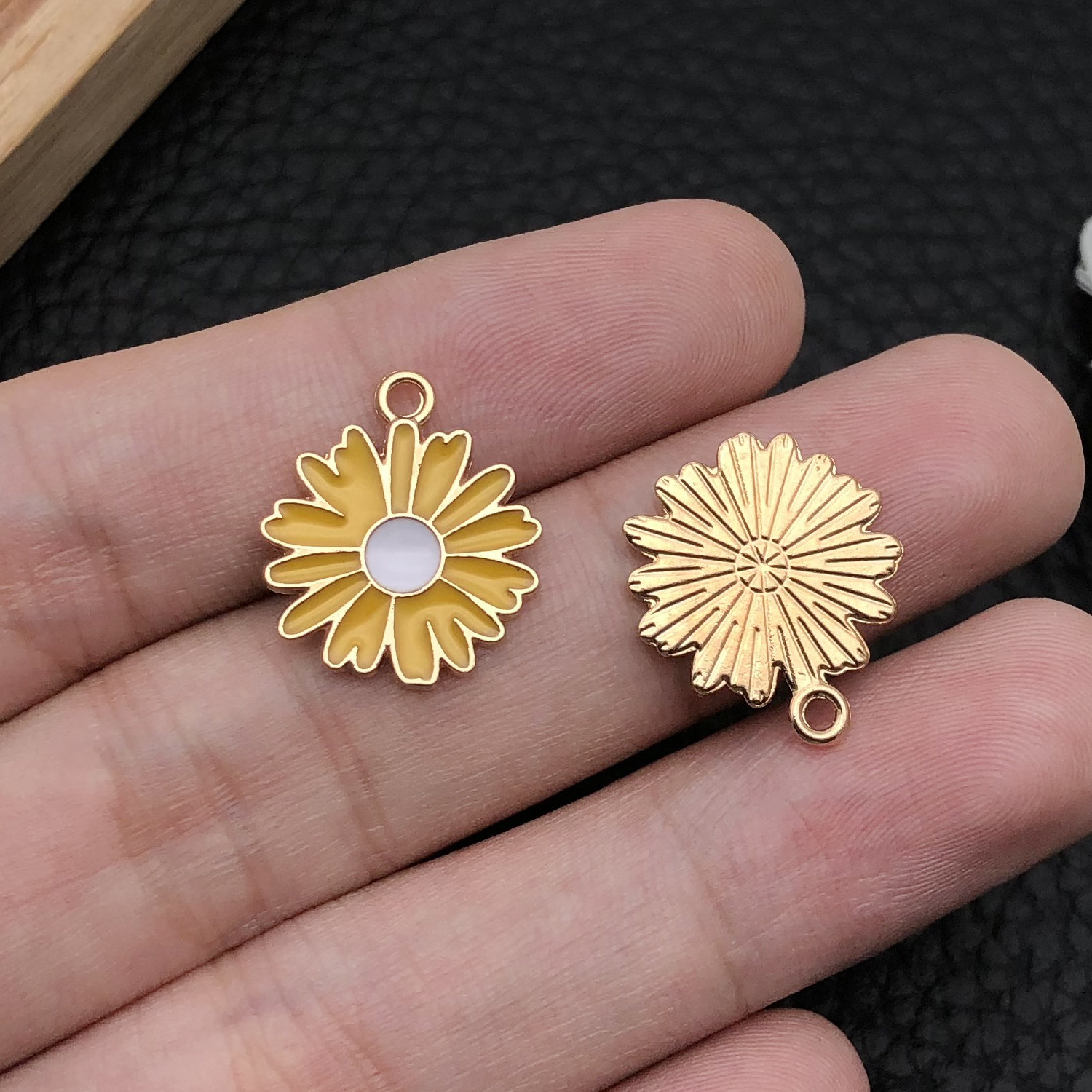 14775-J-黄色滴油锌合金菊花16x18-1g