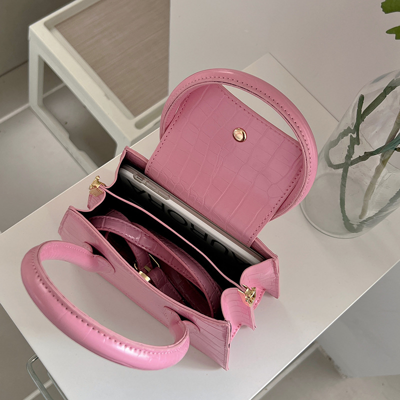 Women's Small Pu Leather Solid Color Basic Square Magnetic Buckle Handbag display picture 3