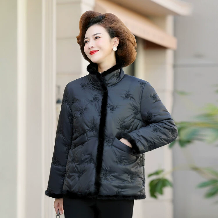 Маленькое осенне-зимнее пальто на хлопковой подкладке для мам 2023 Новое пуховое пальто на хлопковой подкладке для женщин среднего возраста в западном стиле, зимняя короткая куртка на хлопковой подкладке