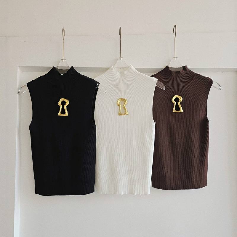 French-Style Retro Keyhole Metal Buckle Hollow-Out Stand Collar Sleeveless Knit Vest for Women, Slim-Fit Design Top