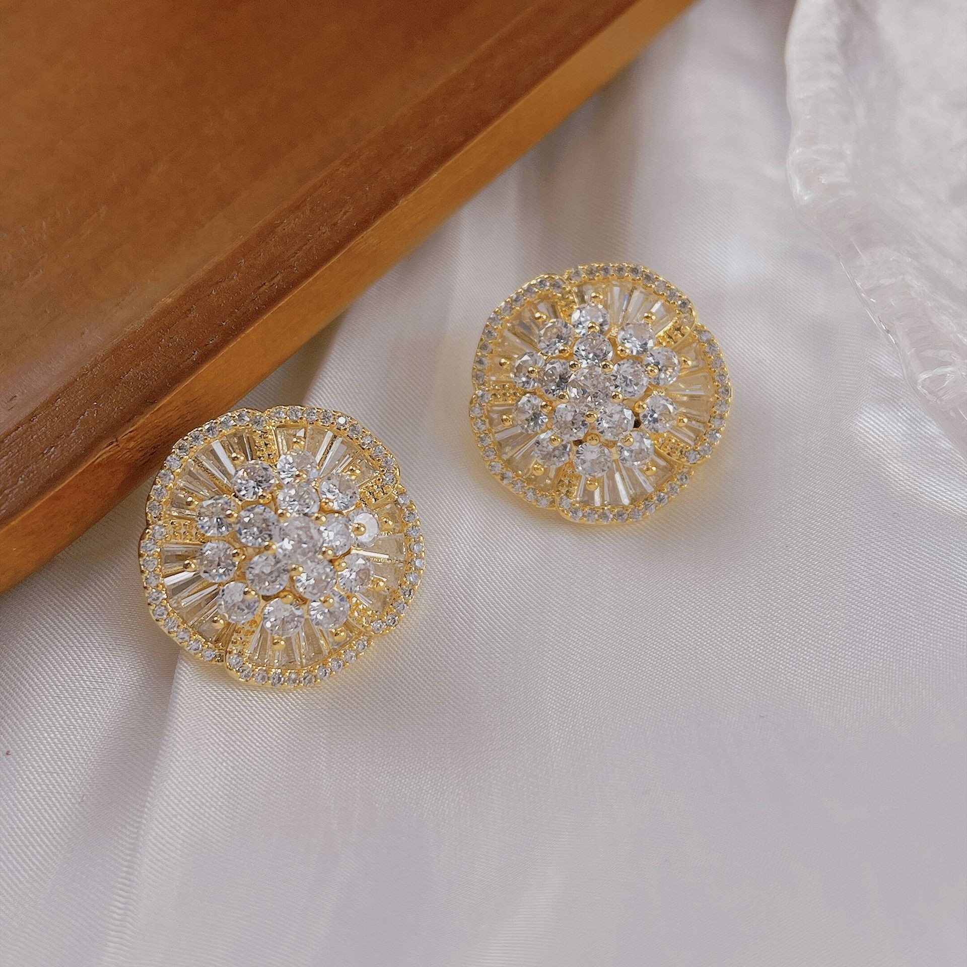 F7541A 골든 지르콘 플라워 귀걸이