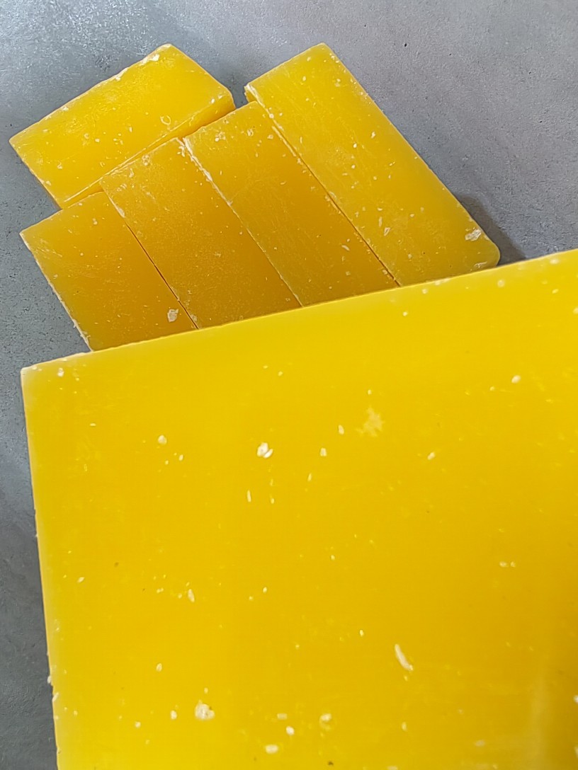 Huangming Gao Jiao (Bovine Hide Gelatin Cake) — Nourishing Gu Yuan Herbal Paste in use