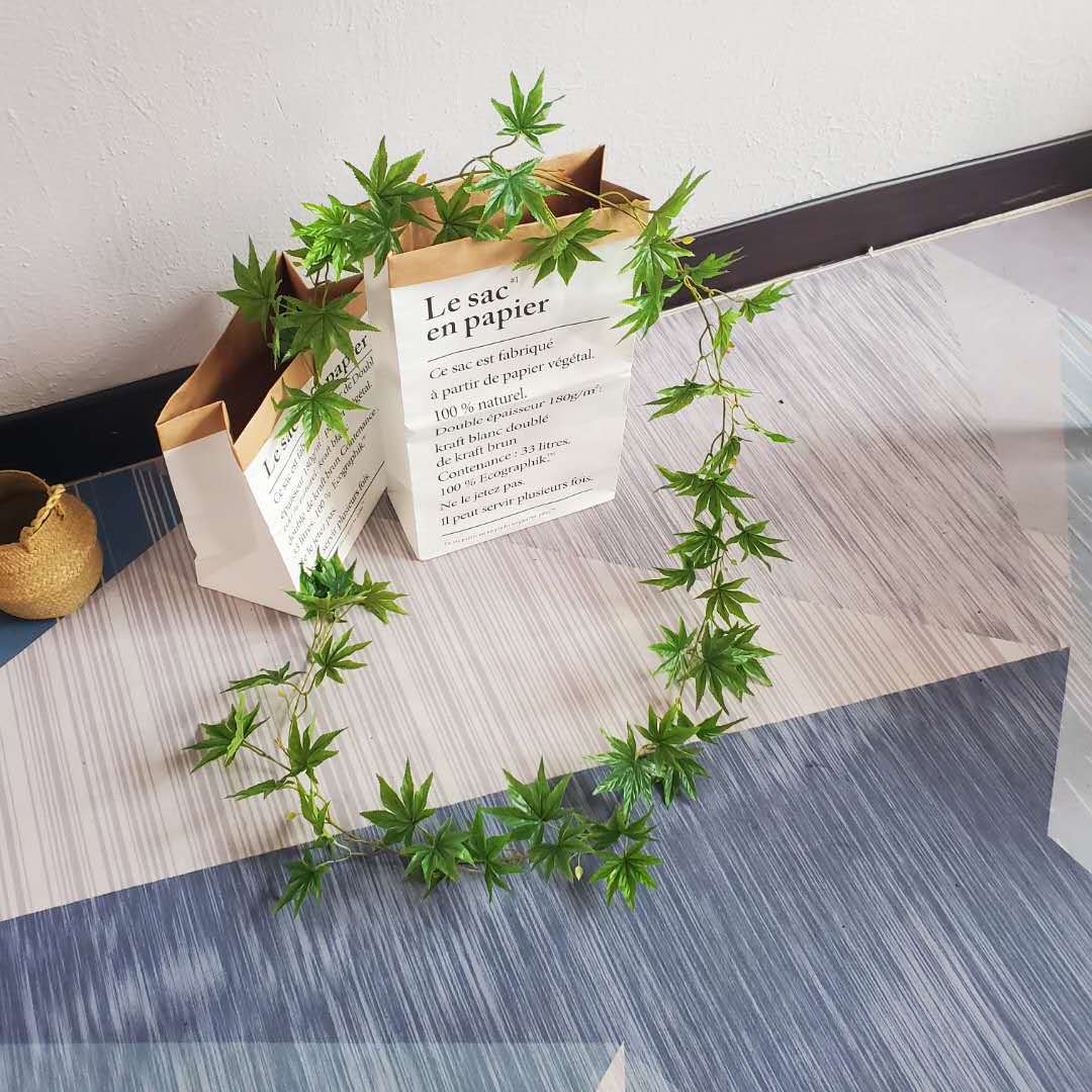Simulación de hoja de arce verde Simulación de ratán Decoración de interiores y exteriores Tela de goma de mano Paisaje de jardín artificial Plantas verdes falsas