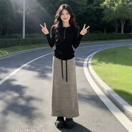 气质一整套穿搭女2026年秋冬新款气质修身针织衫条纹半身裙套装