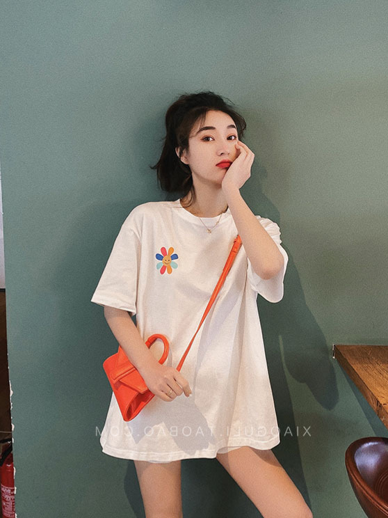 Áo thun nữ cổ tròn cotton in họa tiết hoa mặt trời tay ngắn — đen
