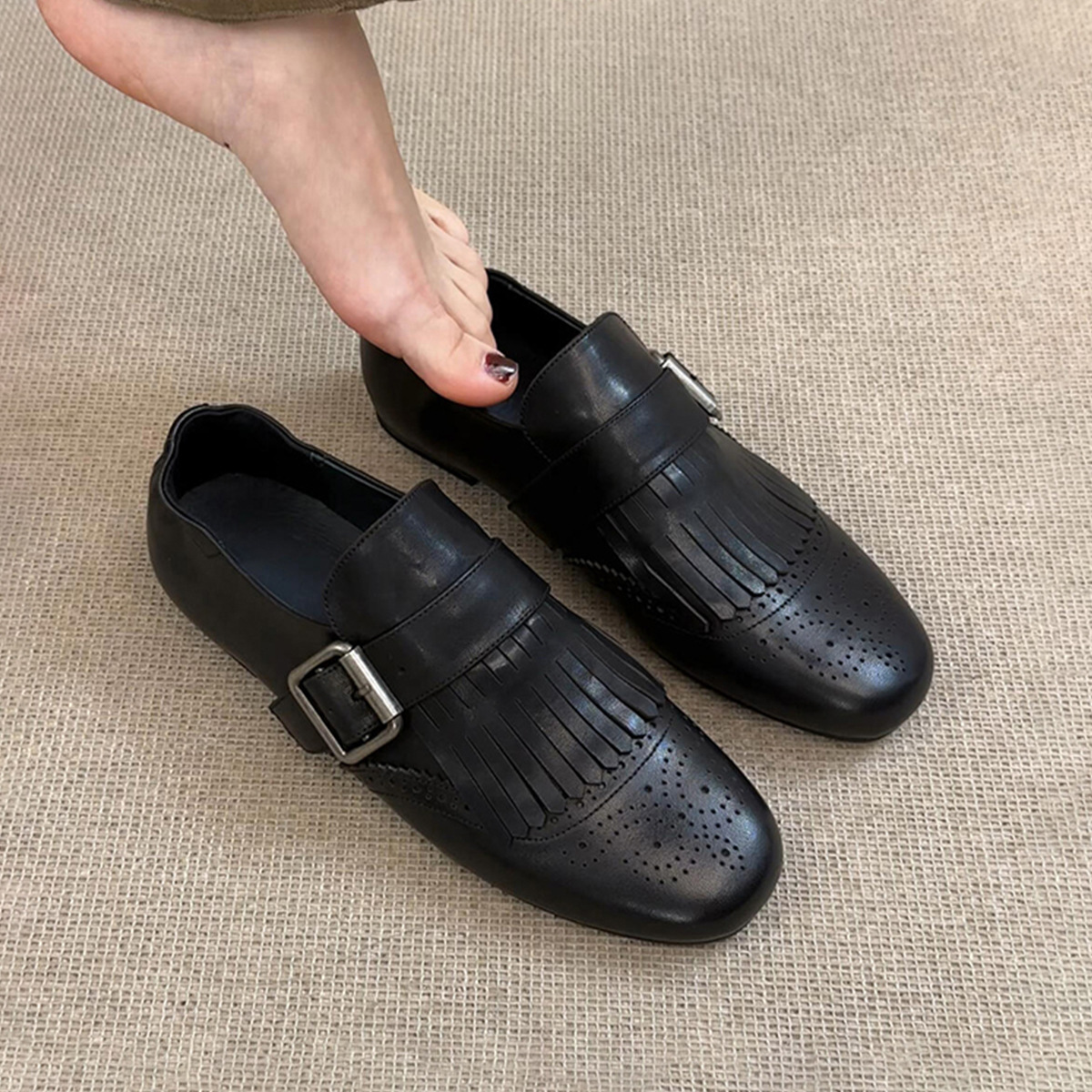 复古布洛克方头乐福单鞋女2025秋季新款百搭黑色皮带扣流苏小皮鞋