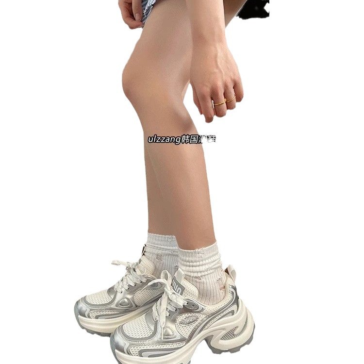 Explosión 2024 zapatos de plata de fondo grueso para mujeres otoño y invierno nuevos zapatos de deporte casuales de altura de malla transpirable