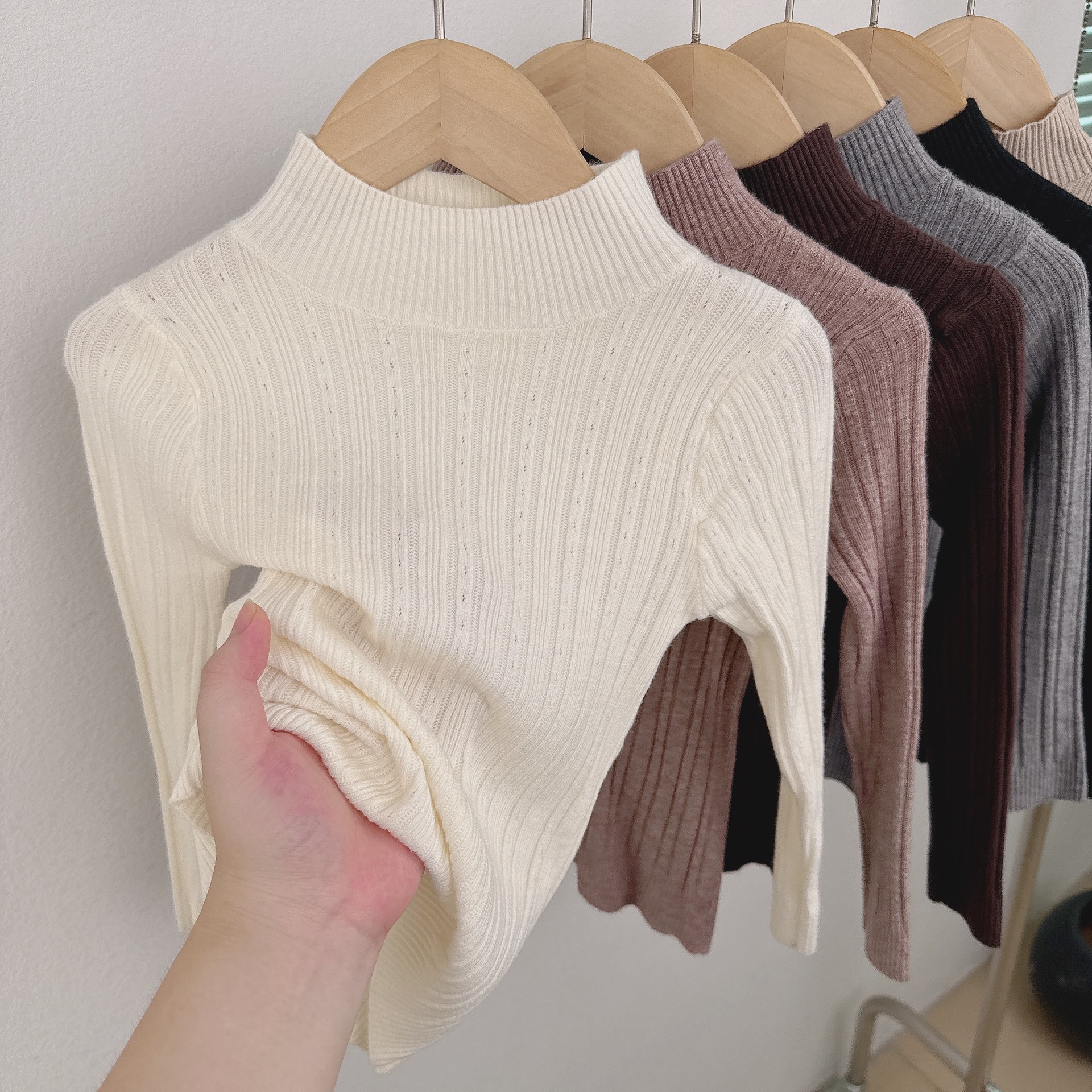 Suéter de niñas 2026 niños otoño invierno nuevo pullover de punto fondo suéter de cuello medio alto de bebé chaqueta de aire exterior