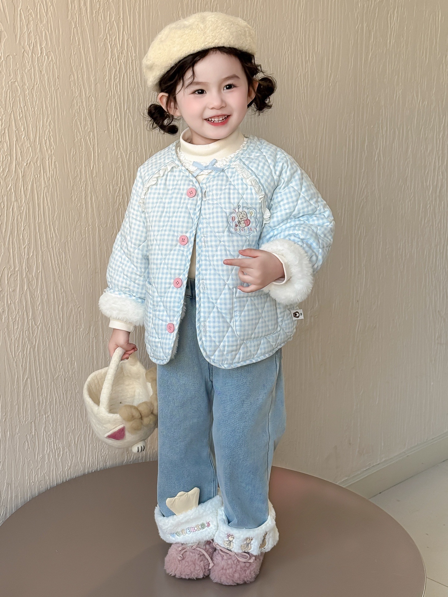 Trajes de niñas otoño-invierno 2025 nuevos niños de algodón y abrigo de terciopelo, ropa de bebé super hermosa y gruesa