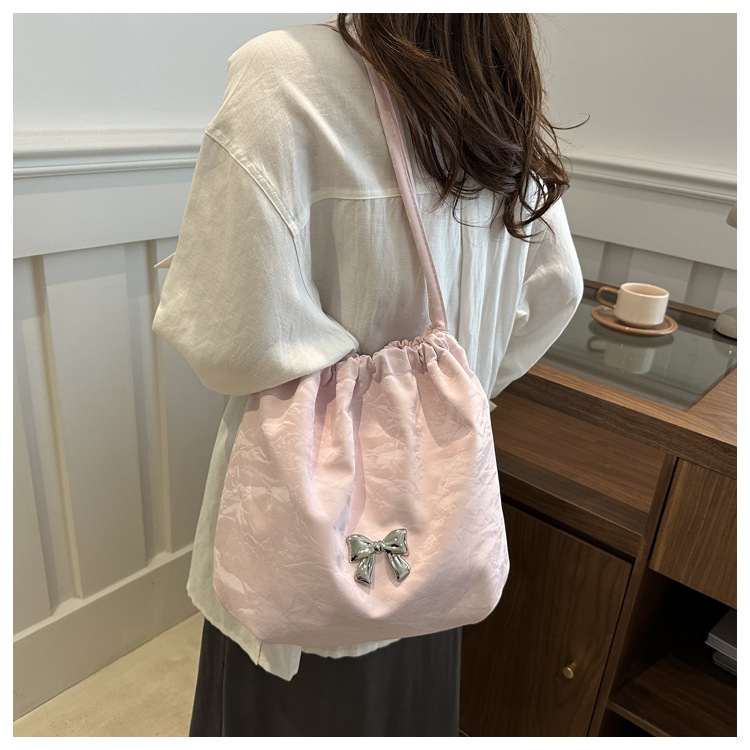 Large-capacity, elegant commuter tote bag, bow single-shoulder bag, distinctive pleated crossbody bag, 2024 new style bag trend undefined