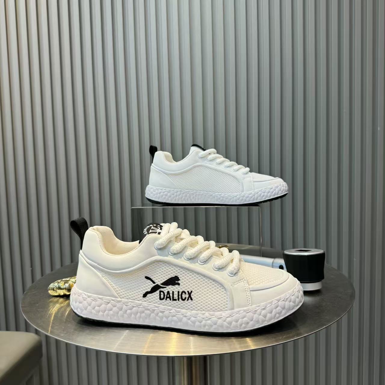 Cómodo y versátil tejido volador transpirable suela suave zapatos casuales antideslizantes zapatos de moda zapatillas de deporte de moda baja primavera y verano nuevos zapatos para hombres