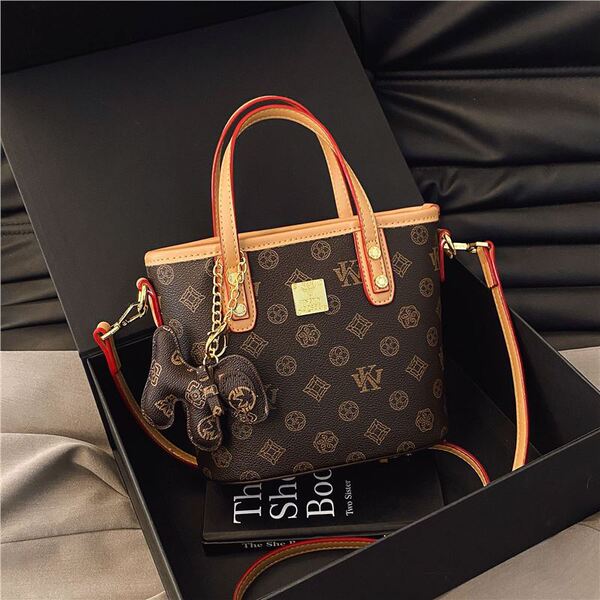 Classic retro sophisticated elegant one-shoulder bag