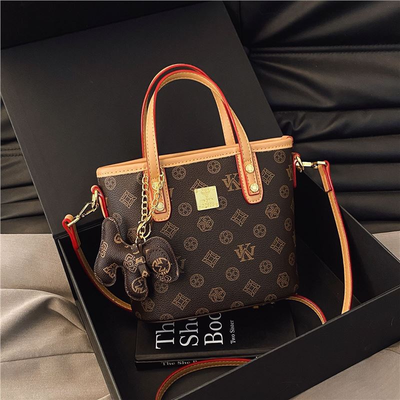Classic retro sophisticated elegant one-shoulder bag