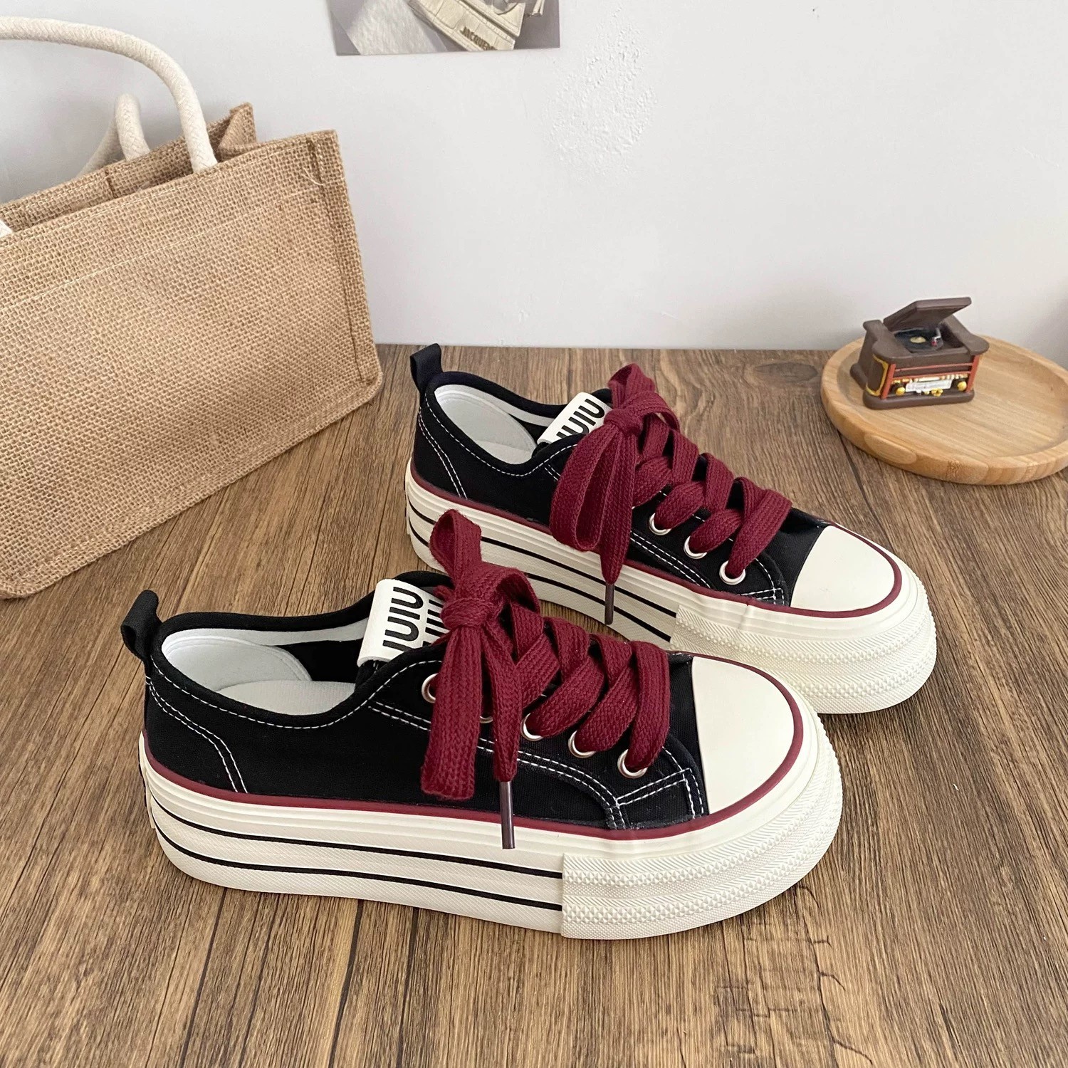 2025 otoño zapatos de lona con suela gruesa transpirables nuevos versátiles nichos casuales de alto valor de la cara de los viajeros de estilo de puerto zapatos de skate retro image 3