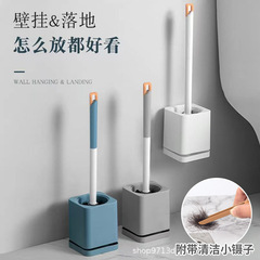 長い柄の便器のブラシは底を持って壁掛けに座ってブラシをかけます。