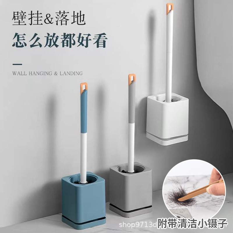 長い柄の便器のブラシは底を持って壁掛けに座ってブラシをかけます。|undefined