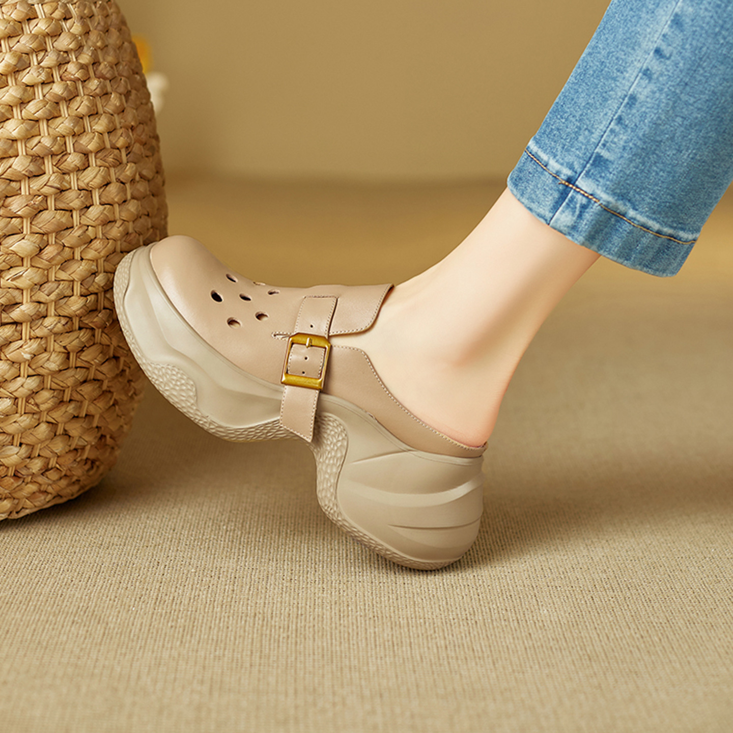 Dép sandal nữ đế dày bít mũi quai chữ V phong cách trẻ trung — màu trắng ngà