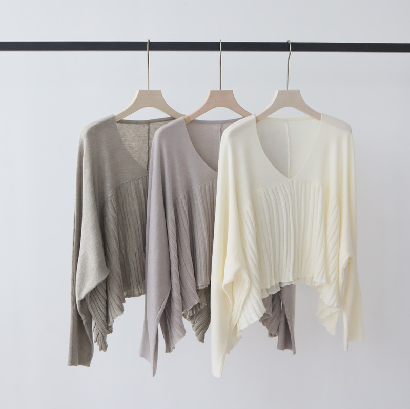 Wool Blend V-Neck Knit Sweater for Women, Spring and Autumn, Loose Fit, Bat Sleeves, Irregular Pleated Hem, Casual Pullover Wool Blend V-Neck Knit Sweater for Women, Spring and Autumn, Loose Fit, Bat Sleeves, Irregular Pleated Hem, Casual Pullover