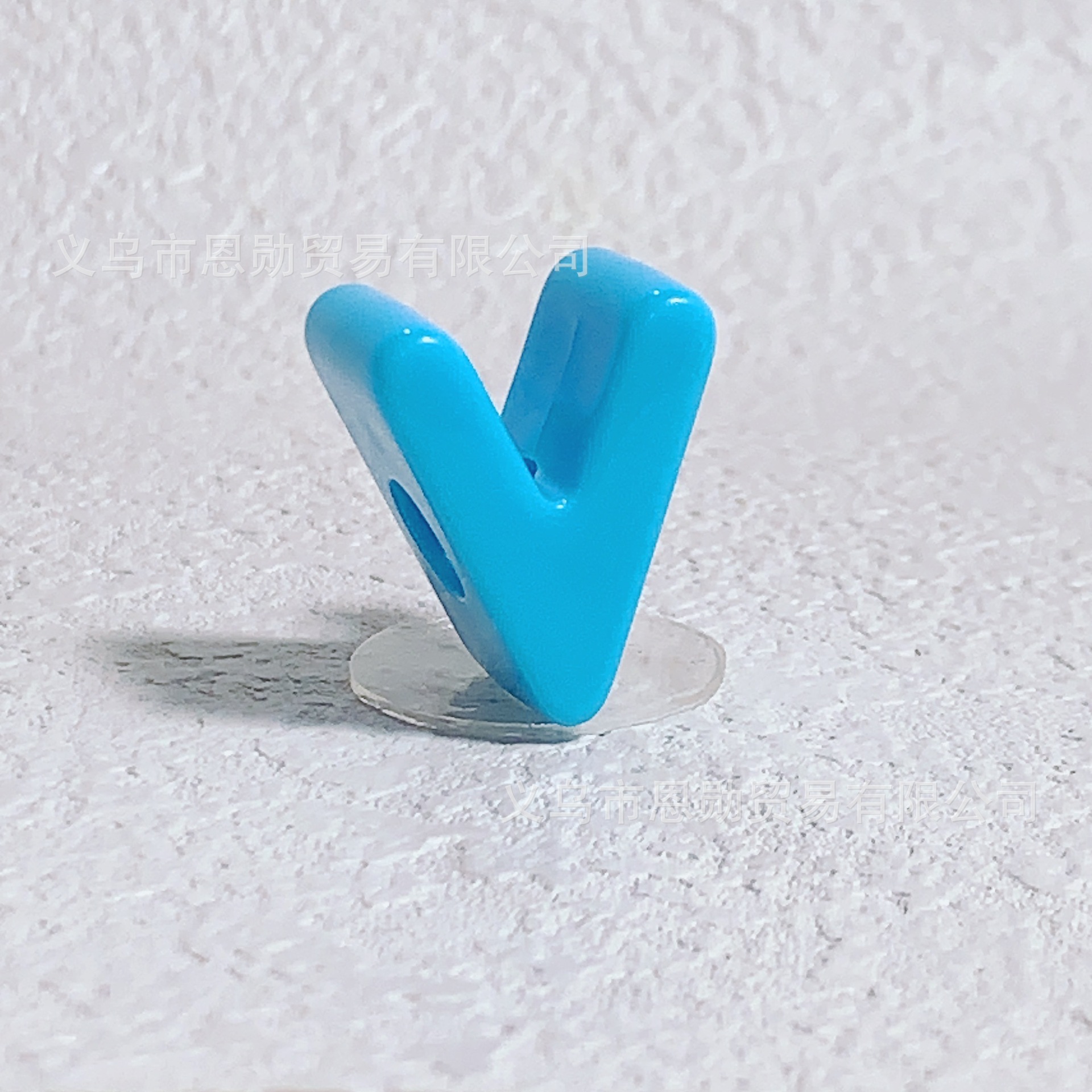 V (blue)