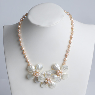 Shell Flower Freshwater Pearl Necklace French Retro Mother's Shell Pearl Flower Petal Pearl Clavicle Chain Temperament Women