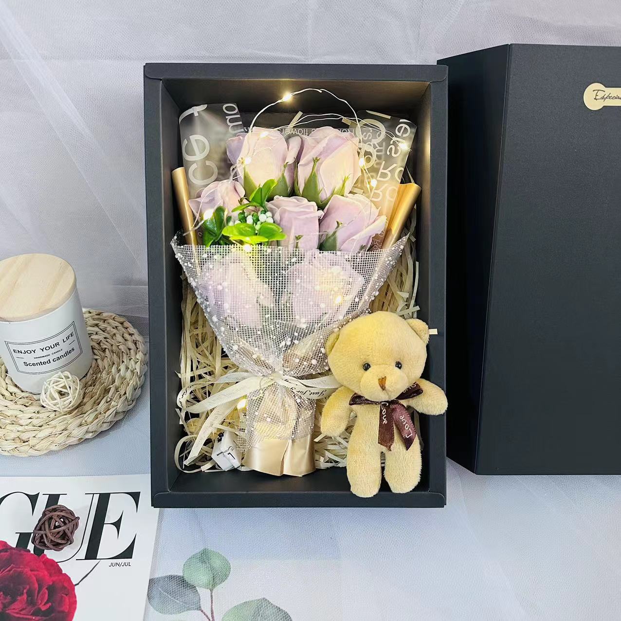 Weihnachtsgeschenk: Rosen-Nelken-Seifenblumenstrauß in Geschenkbox für Freundin/Ehefrau zum Geburtstag, Valentinstag und als Glücksklee-Geschenk_voghion.com