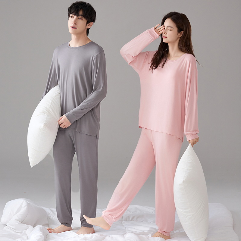 Model con cojín de pecho pijama pareja primavera y verano pantalones largos de manga larga sueltos nuevos estilos de ropa de hogar simple para hombres y mujeres