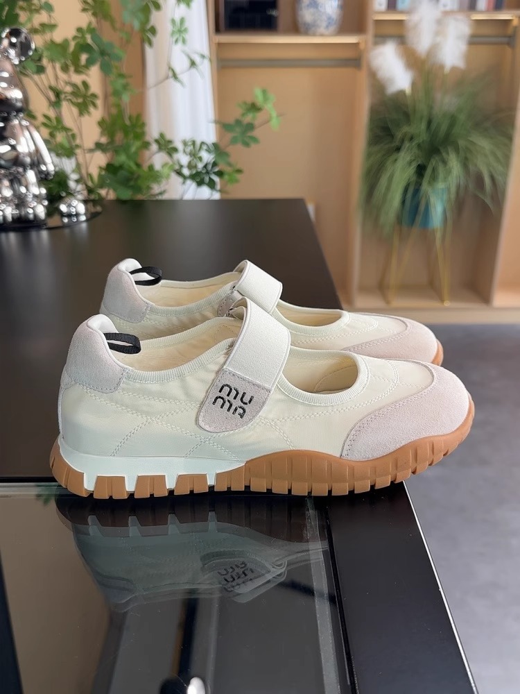 Zapatos de mujer Mary Jane de color amarillo francés 2025 verano nuevo estilo interior velcro boca baja zapatos de lona de punta redonda zapatos individuales