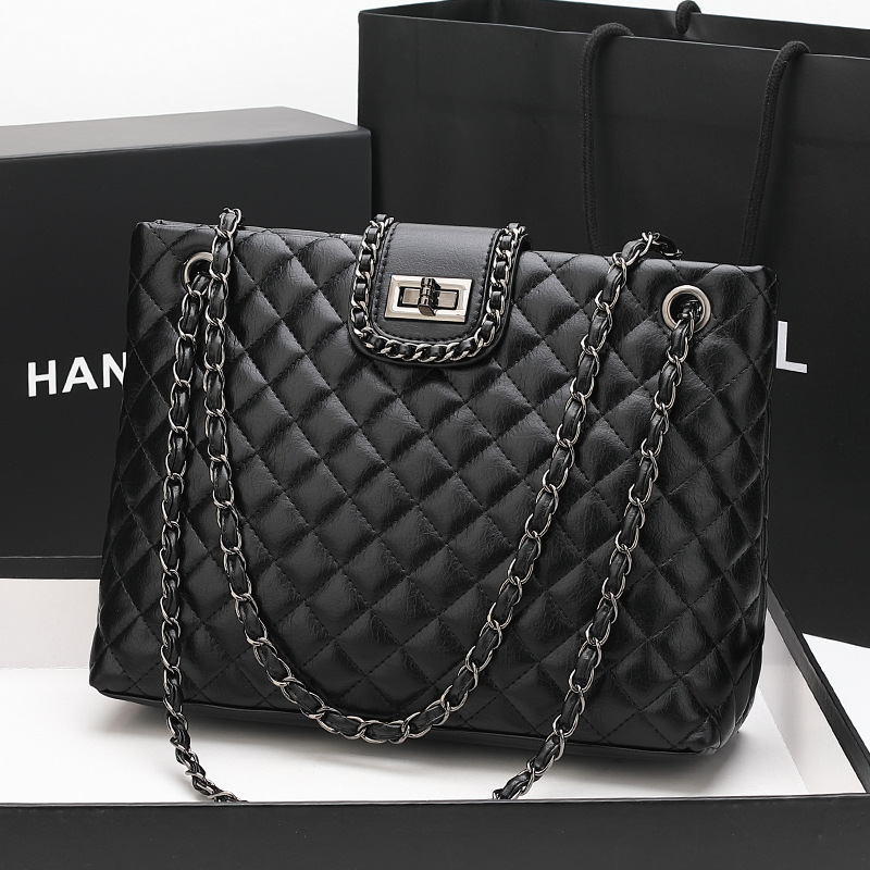 Cubo de agua 2023 versión coreana nueva moda piel de vaca mujer pequeña fragante viento diamante rejilla cadena cuero genuino_voghion.com