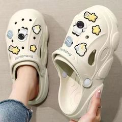 穴の靴の女性の夏の新型の外は糞感を踏んで滑り止めをします。
