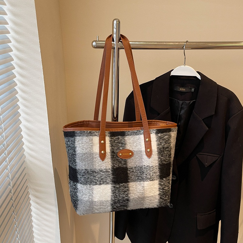 Personalidad de la tendencia de gran capacidad extranjera de transporte 2024 nueva moda de lana cuadrada de hombro bolso de mano bolso de mujer