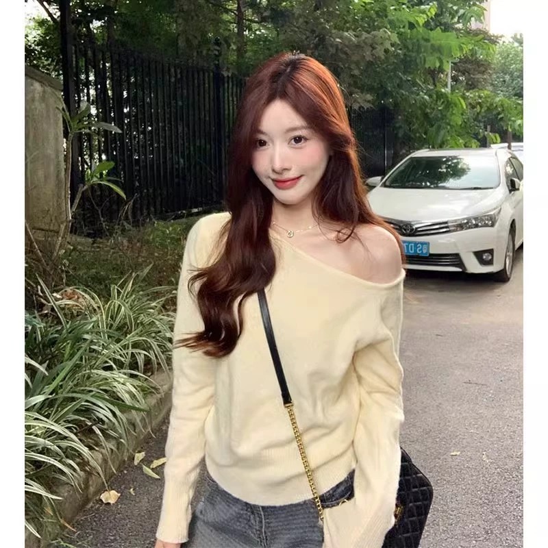 ChicShe ChicShe Rosa Unregelmäßigen Pullover Für Frauen 2024 Frühen Herbst Winter Neue Off-Schulter Gestrickte Top Koreanischen Stil Chic Outfit_voghion.com