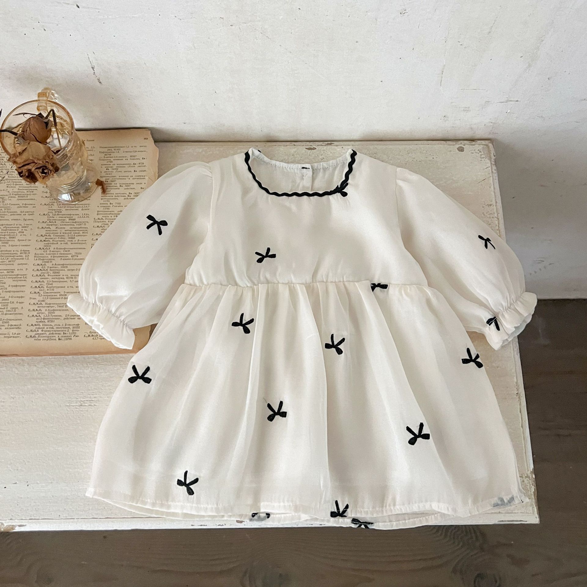 Ins versión coreana del nuevo vestido de otoño para niñas, vestido de malla de princesa de estilo extranjero, vestido de pedo con lazo recién nacido