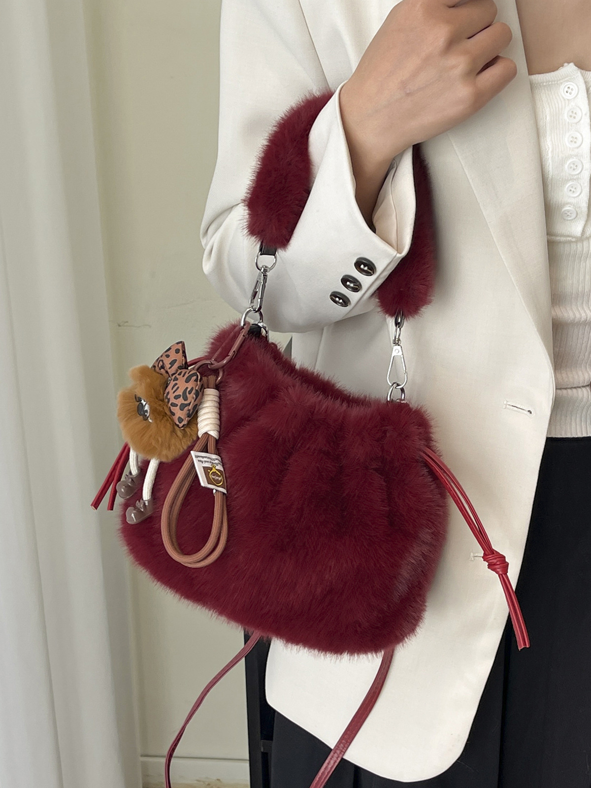 Otoño y invierno explosivo bolso peludo para mujeres 2026 nuevo bolso de mochila versátil súper caliente nicho bolso peludo bolso de cubo