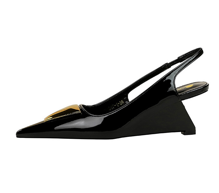 Chaussures pour femmes talons hauts talons compensés cuir verni bride arrière creuse bouche peu profonde décoration métallique pointue chaussures simples_voghion.com