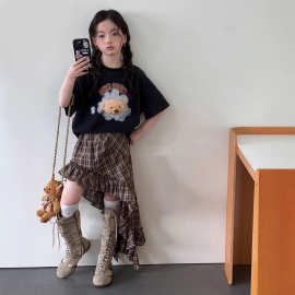 中大童复古辣妹卡通小熊宽松T恤衫2026夏新儿童格子不规则半身裙