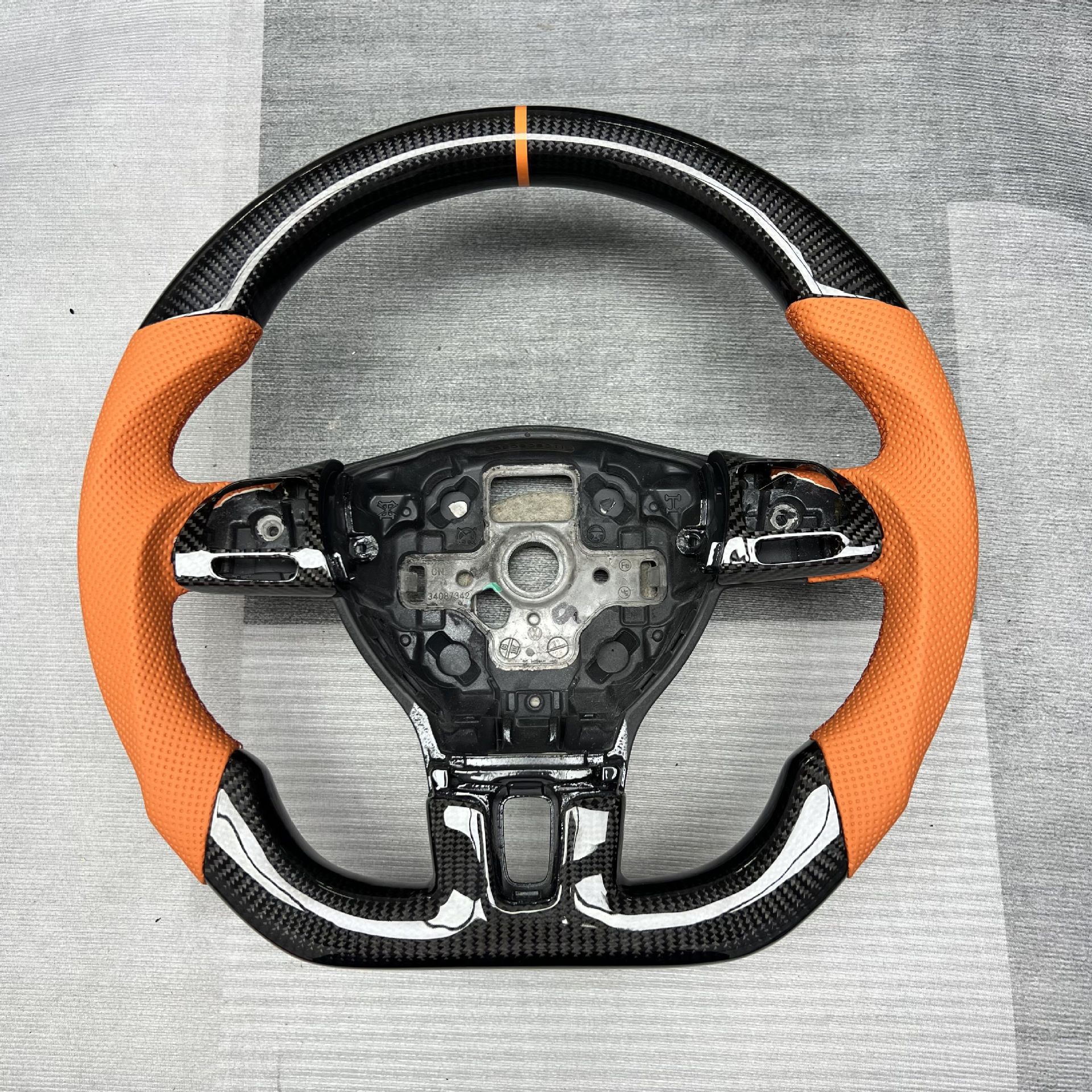 Factory customized carbon fiber steering wheel processing is suitable for Volkswagen Magotan/Sapat/Tuyue/Weilan/Polo