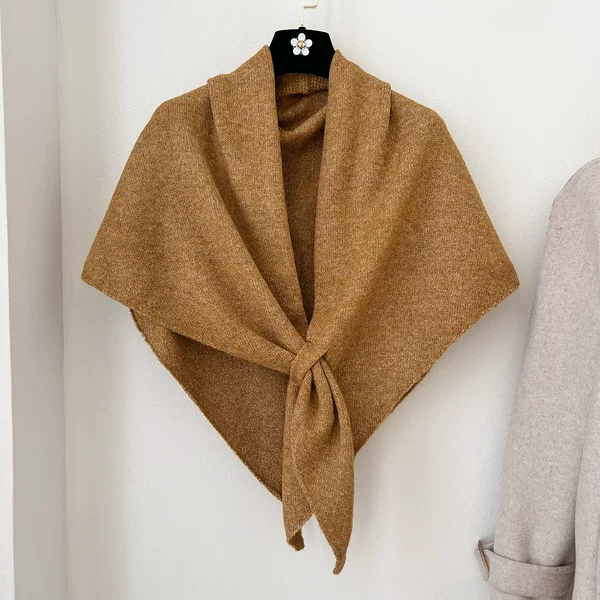 Red Shawl for Women, Oversized Triangle Scarf for Autumn and Winter, Warm Barn-Style Cape Scarf